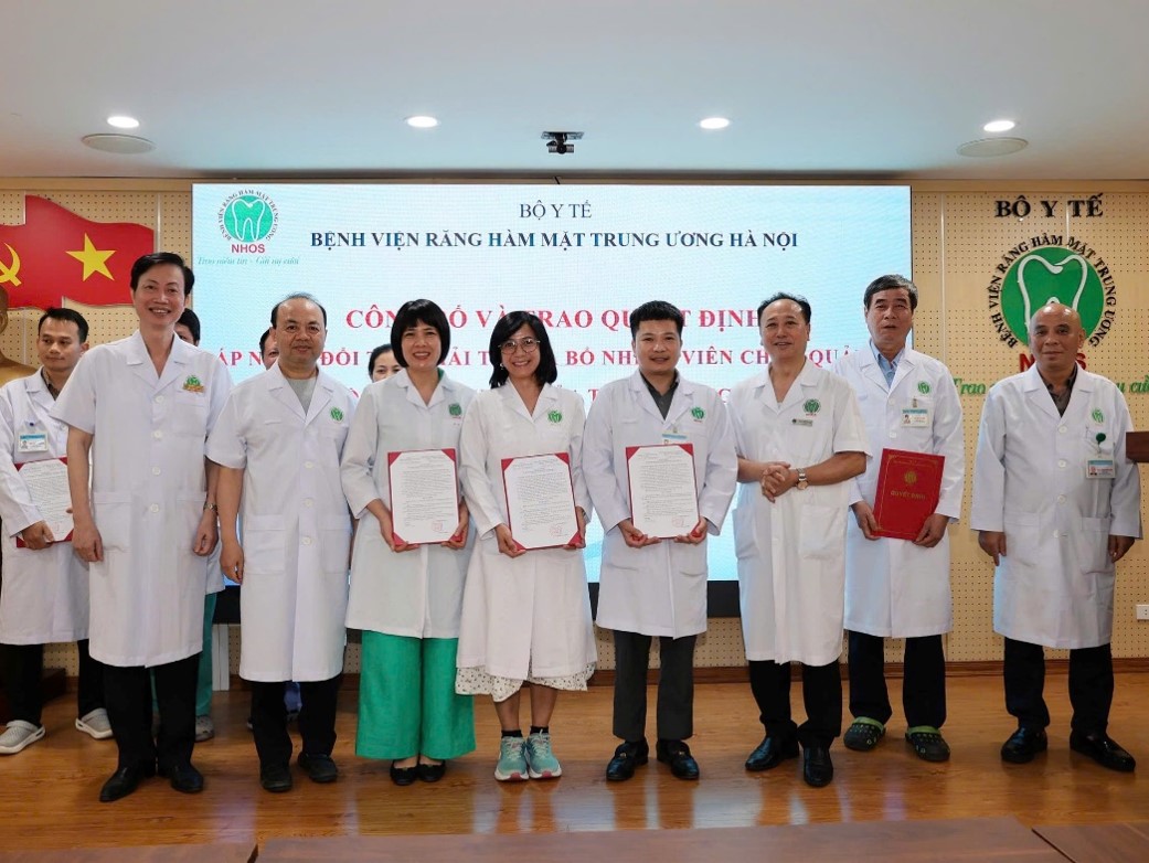Trao quyết định bổ nhiệm cho các lãnh đạo Khoa Điều trị kỹ thuật cao.